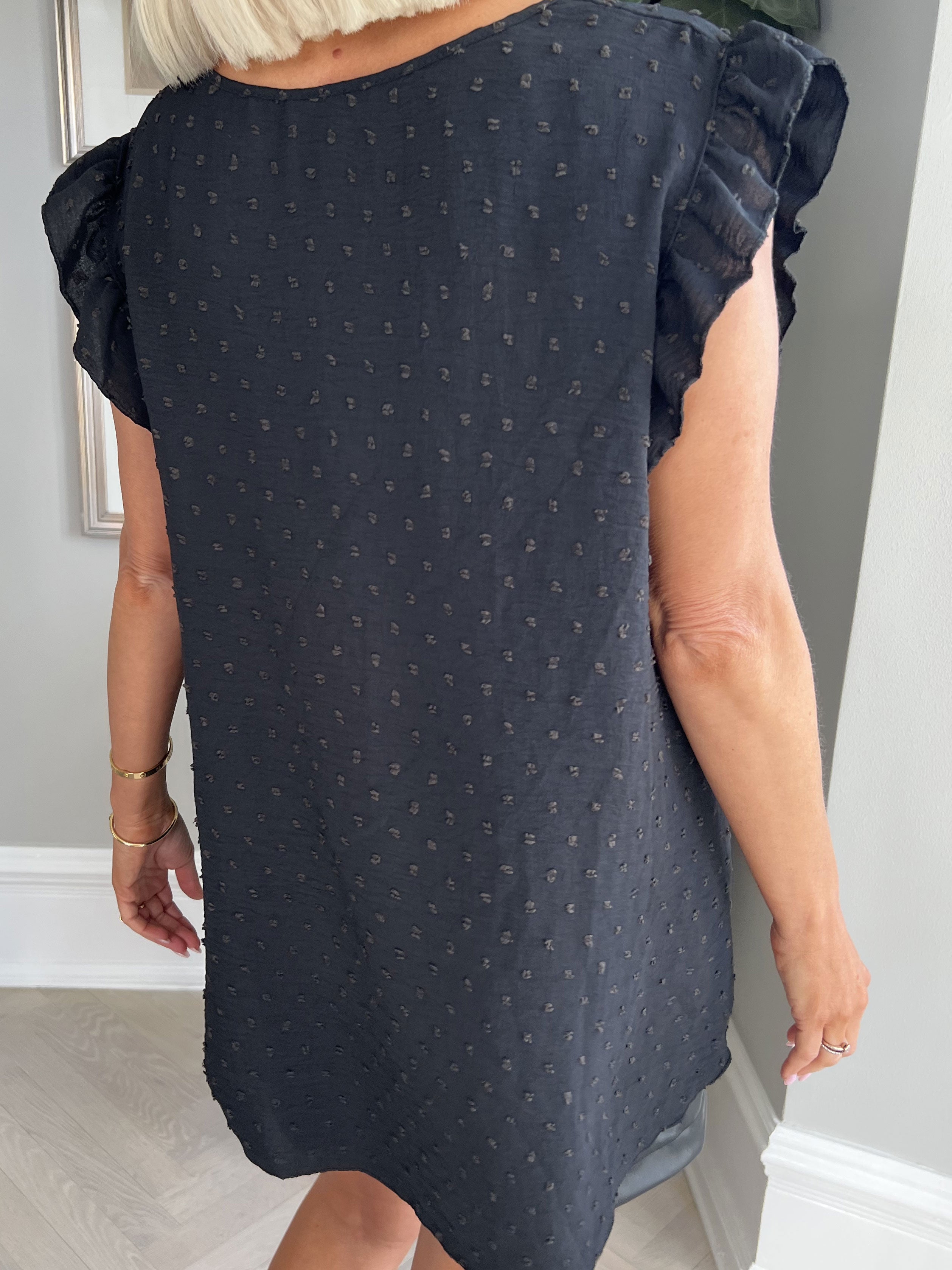 Evig - Sød tunika med prikket detaljer og flæseærmer